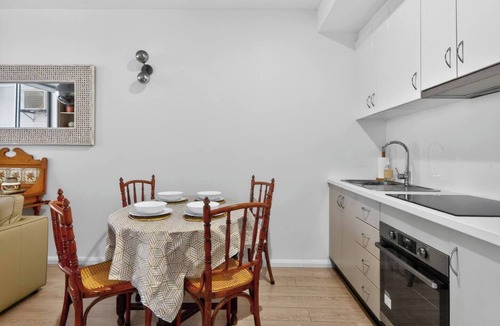 Kings Cross Apartment | Harbour Bridge Lookout Walk to Local Favourites