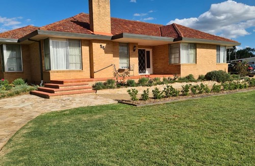 Harden House | Harden Golfers Rest Accommodation
