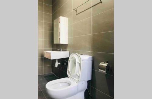 Cyberjaya Apartment | HB1512- Hyve Studio unit, Lake view, Cyberjaya, Free Wi-Fi, Free Parking, Netflix,Pool, 3038