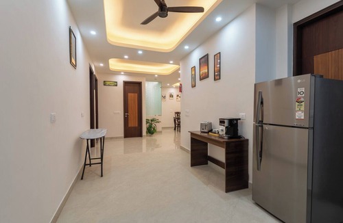 Naraina Apartment | Hello Sunshine - Premium 3 BHK Apartment with Elevator & Balcony View