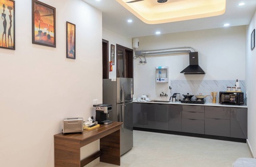 Naraina Apartment | Hello Sunshine - Premium 3 BHK Apartment with Elevator & Balcony View