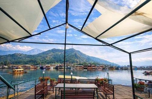 Dal Lake Hotel | Heritage Amina Group Of Houseboats