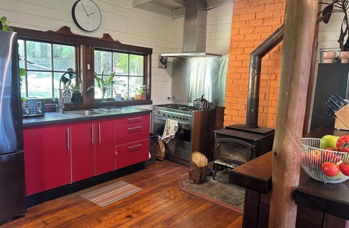 Blue Knob House | Hidden among lush rainforest and towering palms, a charming family retreat