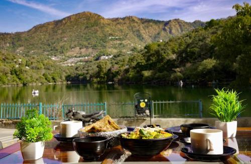 Naukuchiyatal Hotel | Hidden Lake Naukuchiyataal,Lake side Stay
