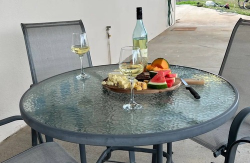 Hazelgrove House | Hillcrest Farm Stay affordable 2 bedroom apartment