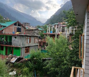 Old Manali House | Himalayan Heritage Homestay