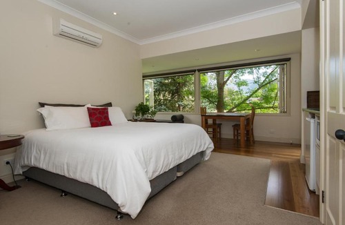 Macedon Bed & Breakfast | Hollyhock
