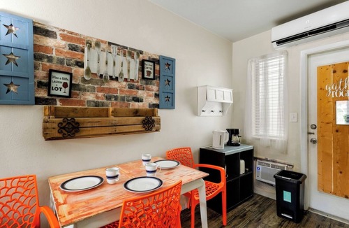Downtown Hollywood Apartment | Hollywood 1BR Studio: Pets Allowed, BBQ and Parking