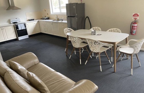 Young Cottage | Home away from home. Accomodation in Young. Spacious, cute & cosy cottage All 4U