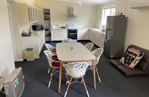 Young Cottage | Home away from home. Accomodation in Young. Spacious, cute & cosy cottage All 4U