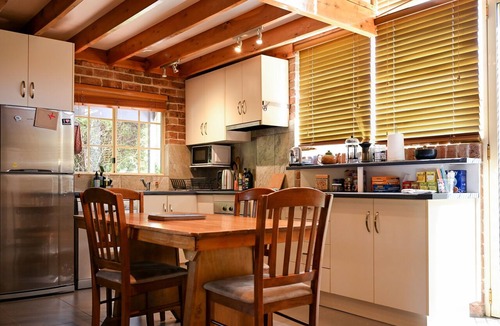 Armidale House | Home with Office | 2 Bathroom | Walk to Armidale CBD | Longer Stays Welcome