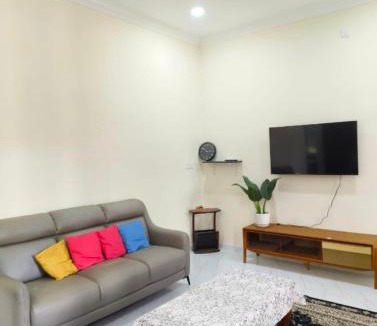 Parit Raja House | Homestay Merah Jambu UTHM