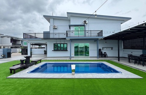 Masai House | Homestay with Private Swimming Pool, 15 minutes away from CIQ !