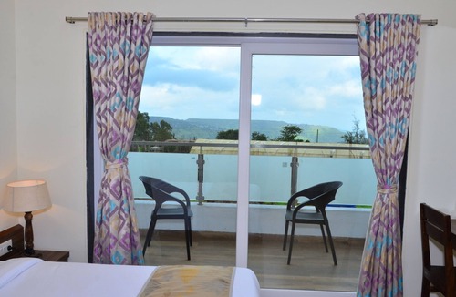 Bhilar Hotel | Hotel Amora Premium