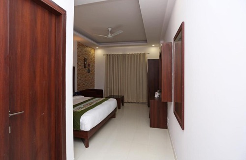 Mahipalpur Hotel | Hotel Arch -Stunning Double Bedroom Near Aerocity in New Delhi