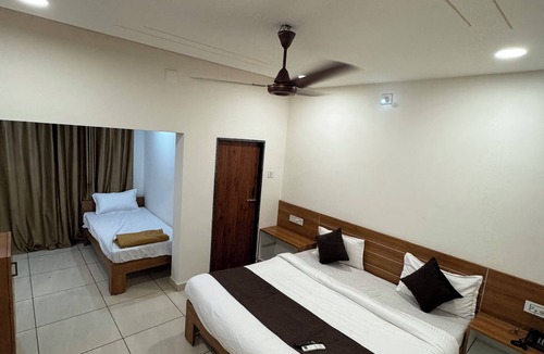 Dwarka Hotel | Hotel Ayodhya Bhwan