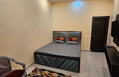 Aonla Hotel | Hotel B Anand