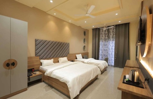 Bharatpur Hotel | Hotel Black Harbour - A Unit of Om Shanti Inn