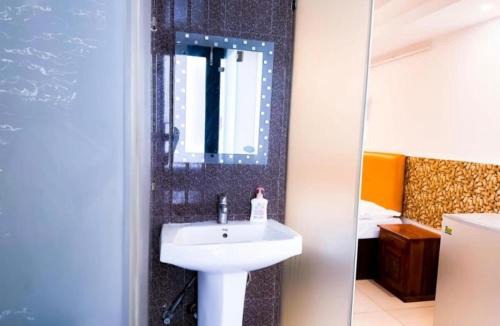 Hauz Khas Village Apartment | Hotel Blueberry