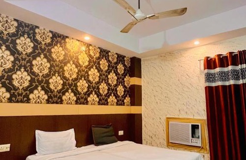 Gomti Nagar Hotel | Hotel Crystal Inn