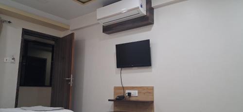 Bhilad Bed & Breakfast | Hotel Crystal inn