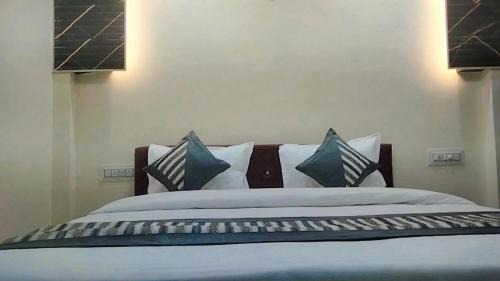 Dewas Hotel | HoTEL DARBAR PALACE