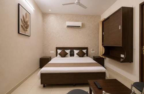 Mohali Hotel | Hotel Devine Opp Jubilee Walk Mall & Near Gurdwara Sohana