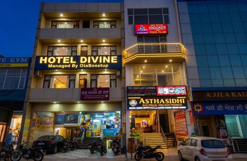Mohali Hotel | Hotel Devine Opp Jubilee Walk Mall & Near Gurdwara Sohana
