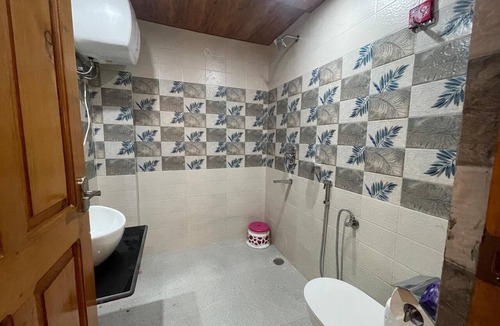 Chaurah Hotel | Hotel Diwan Sach Pass Himalayan Brothers