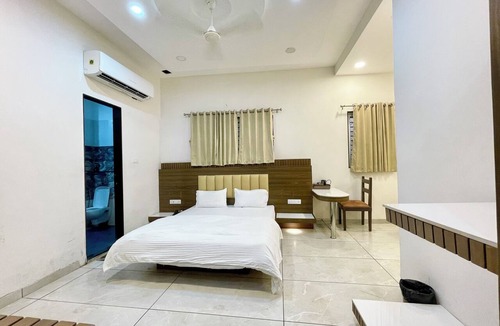 Ujjain Hotel | Hotel Govindam Inn - near Temple