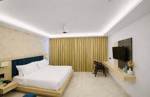 Knowledge Park III Hotel | Hotel Holiday Grand Near Expo Mart