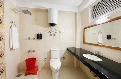 Vashist Hotel | Hotel Hollywood Manali - Scenic River & Mountain View With Premium Rooms Near Mall Road