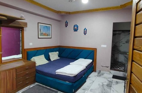 Badnawar Hotel | Hotel Karishma Palace Badnawar