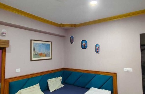 Badnawar Hotel | Hotel Karishma Palace Badnawar