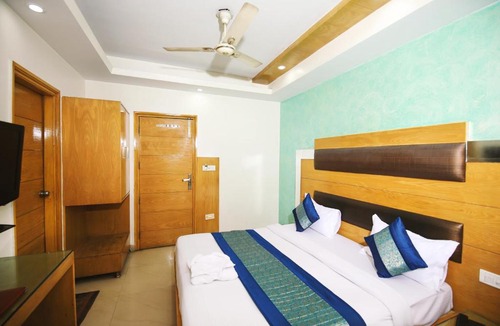 Paharganj Hotel | Hotel Lav Kush Deluxe " 3 Min Walking from New Delhi Railway Station "