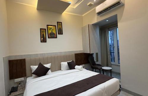 Sanwer Hotel | Hotel Maniratna Premium