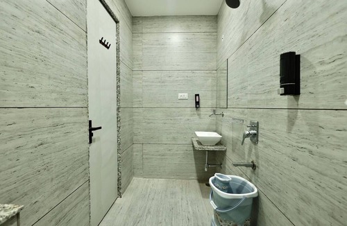 Sanwer Hotel | Hotel Maniratna Premium