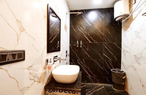 Khanna Hotel | HOTEL MONDAY - Comfortable & Safe Stays