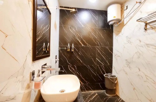 Khanna Hotel | HOTEL MONDAY - Comfortable & Safe Stays