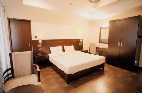 Adoor Hotel | Hotel New Indraprastha