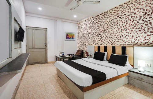 Navrangpura Hotel | Hotel O Crystal