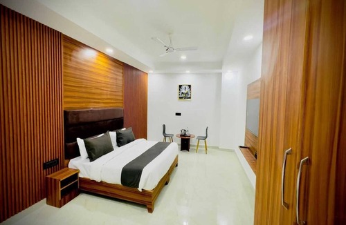 Sector 27 House | Hotel O Sector 18 Metro station