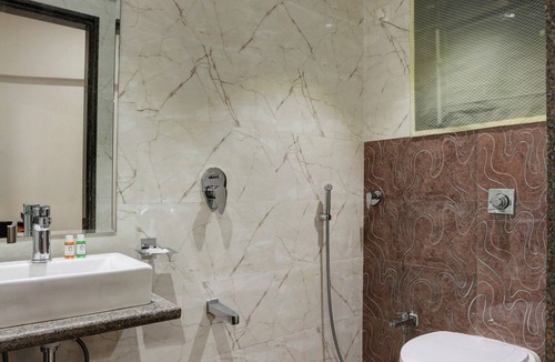 Cuffe Parade Hotel | Hotel Ozone Inn