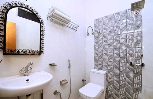 Sindhi Camp Hotel | Hotel Paradise Continental