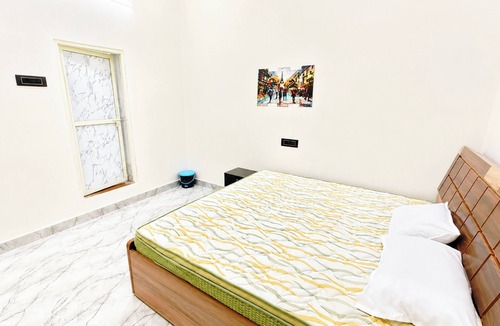 Mahmoorganj Hotel | Hotel Rainbow Comfort Stay