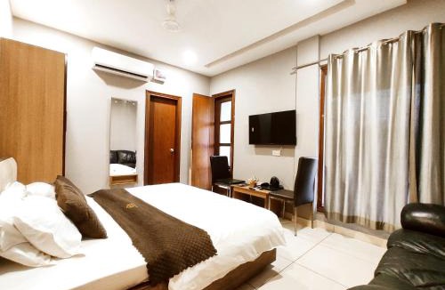 Ludhiana Hotel | HOTEL ROYAL CROWNE - Resort, Swimming Pool, Banquet Hall, Premium Rooms