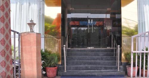 Kaushambi Hotel | Hotel samrat