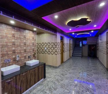 Aru Valley Hotel | Hotel Snow Crust