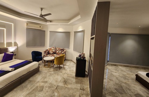 Sector 14 Hotel | Hotel Square 9 Inn
