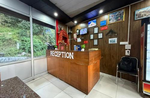 Sakalana Range Hotel | Hotel Sunrise Inn & Restaurant, Kanatal